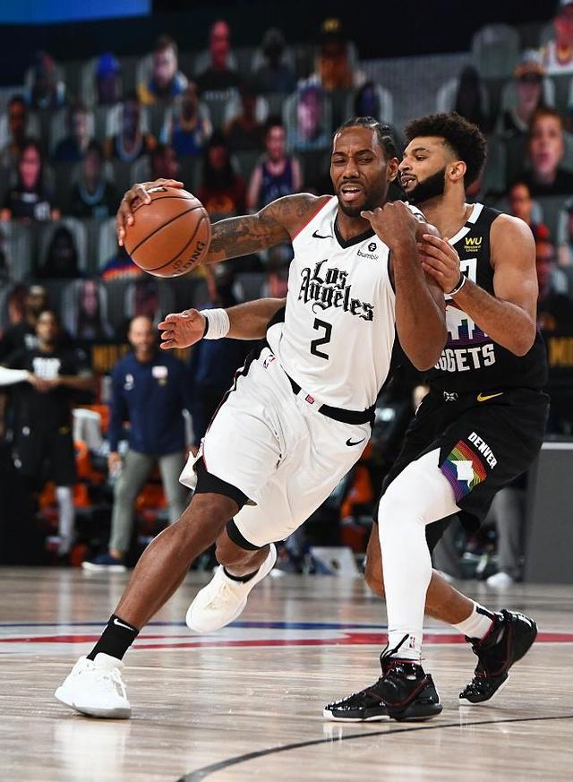 中展示了他 中展示了他